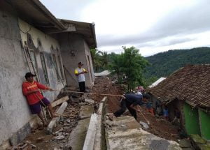 Warga bergotong royong membersihkan tanah longsoran, Jumat 20 Januari 2020.